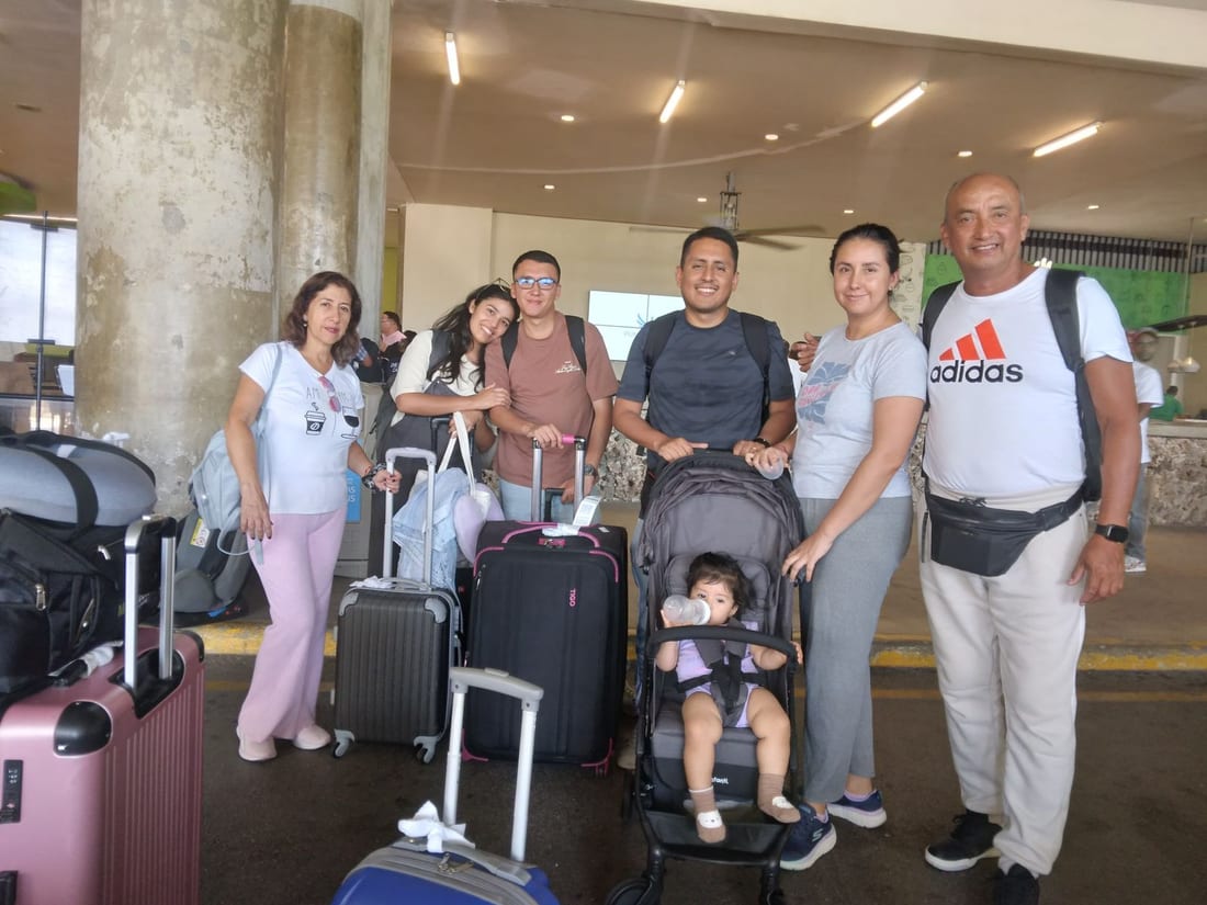 Grupo familiar con su equipaje en la terminal de Punta Cana